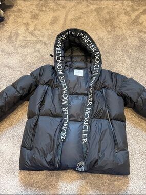 Moncler Black Logo-Trim Hooded Down Puffer